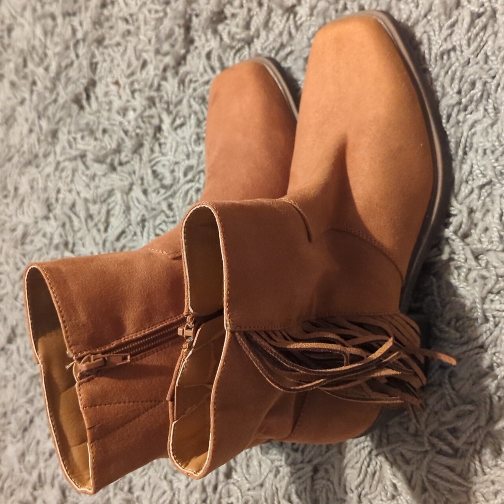 Women's short fringe boots